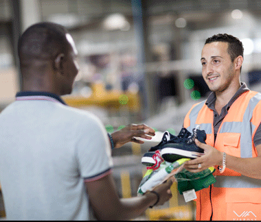 operateur logistique accueille un nouvel arrivant Viaposte